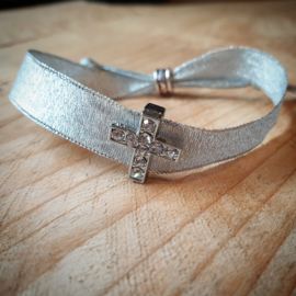 Zilveren lint armband met kruis