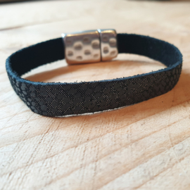 Plat leren armband met grijze schubben