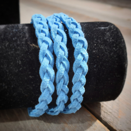 Omslag armband blauw suede gevlochten