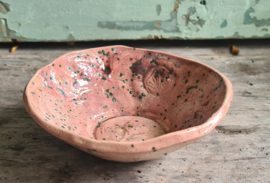 Roze kommetje met groene spikkels