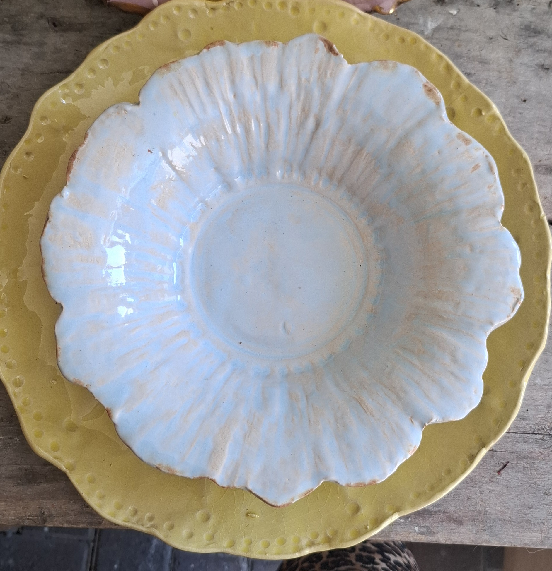 lichtblauwe kom in bloemvorm