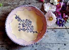 Roze/naturel schaal met Delfts blauw