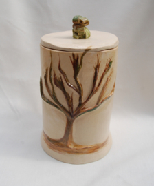 Mooie urn met handgeschilderde boom.