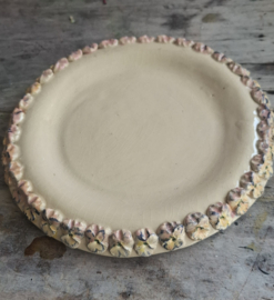 Taartbord met handbeschilderde bloemen rand