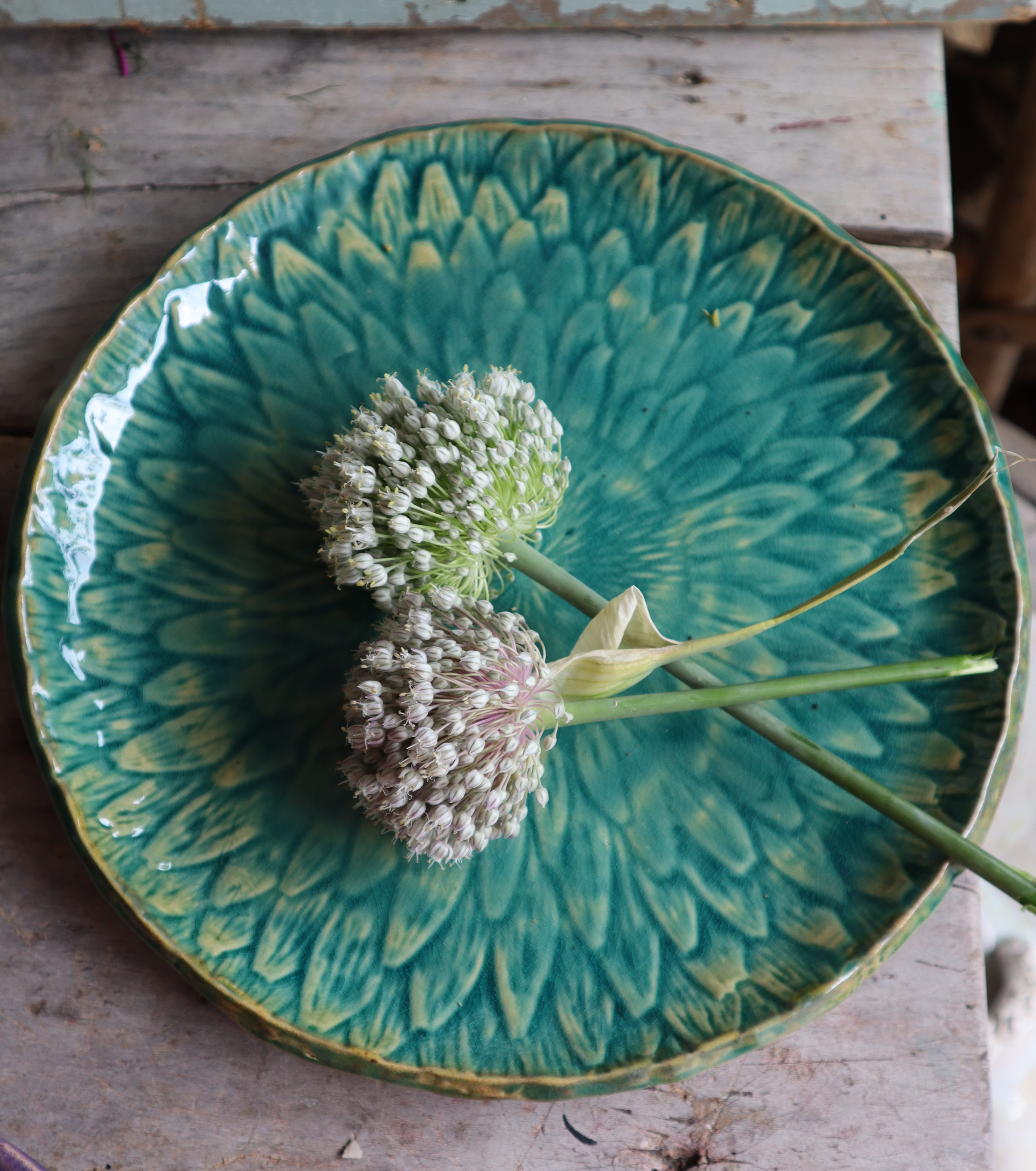 Turquoise blauw bord met bloemmotief
