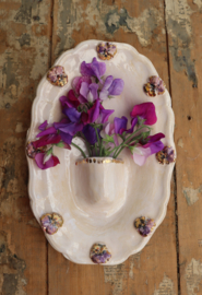 Wandvaasje met viooltjes en goudluster