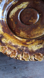 Prachtig bruin/geel bord met bloemenrand