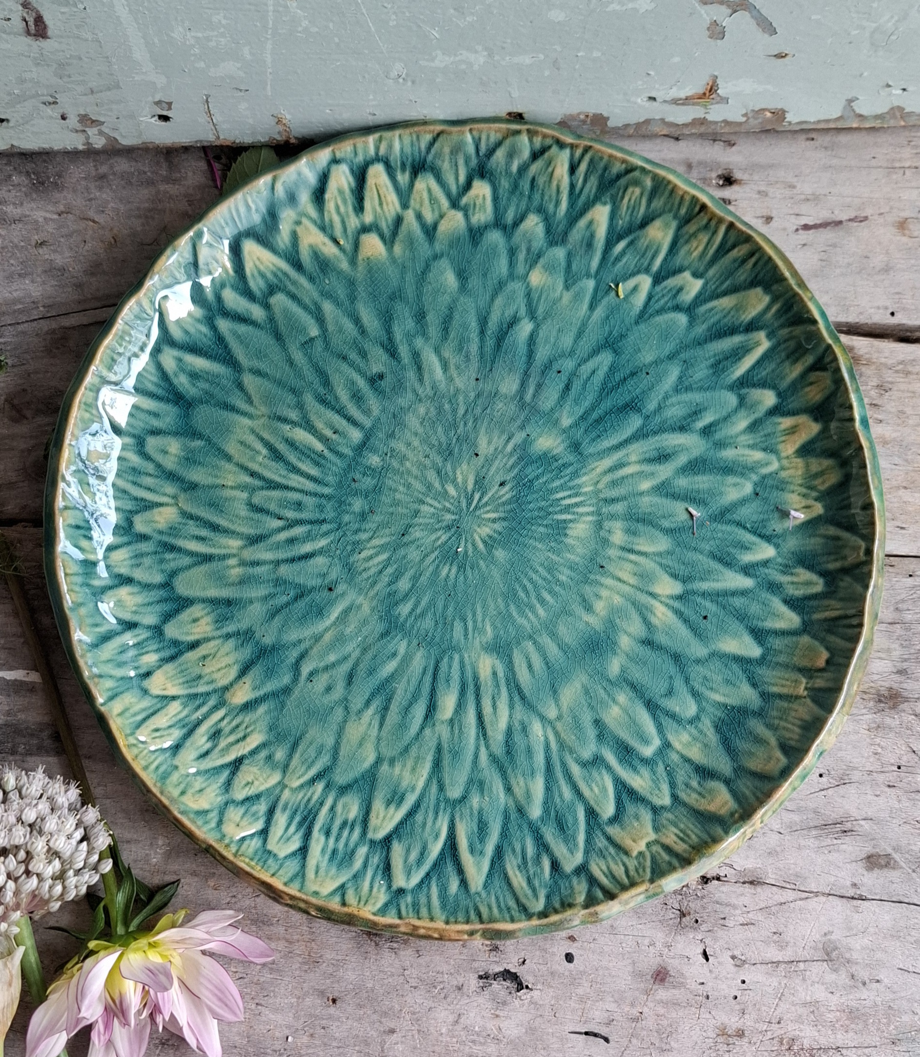 Turquoise blauw bord met bloemmotief