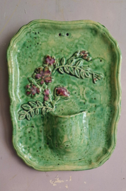 Groene wandvaas met bloemen