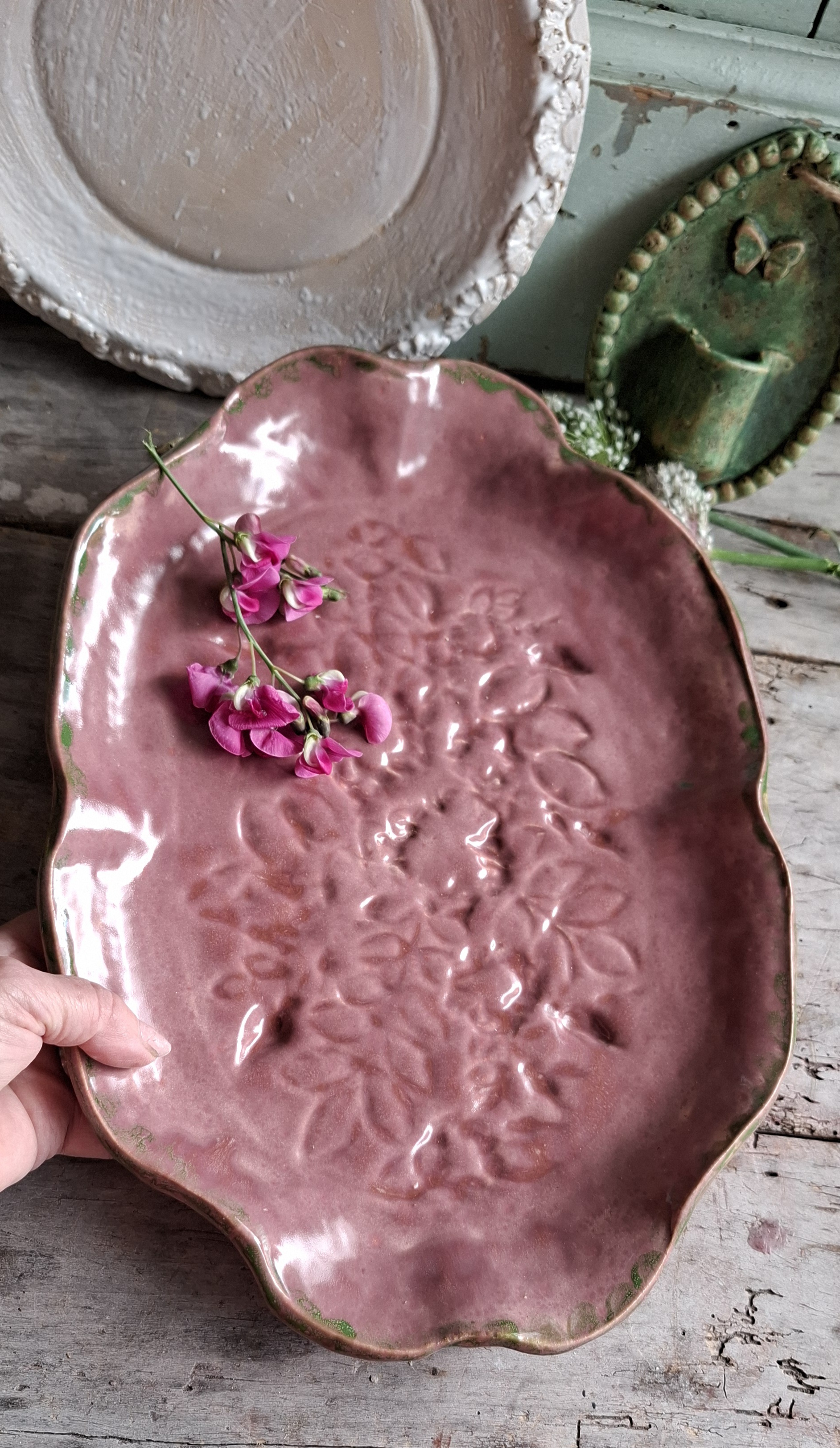 Groot oud roze bord met bloemenmotief