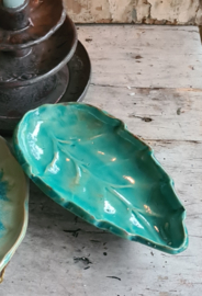 Turquoise schaaltje in bladvorm op 3 pootjes