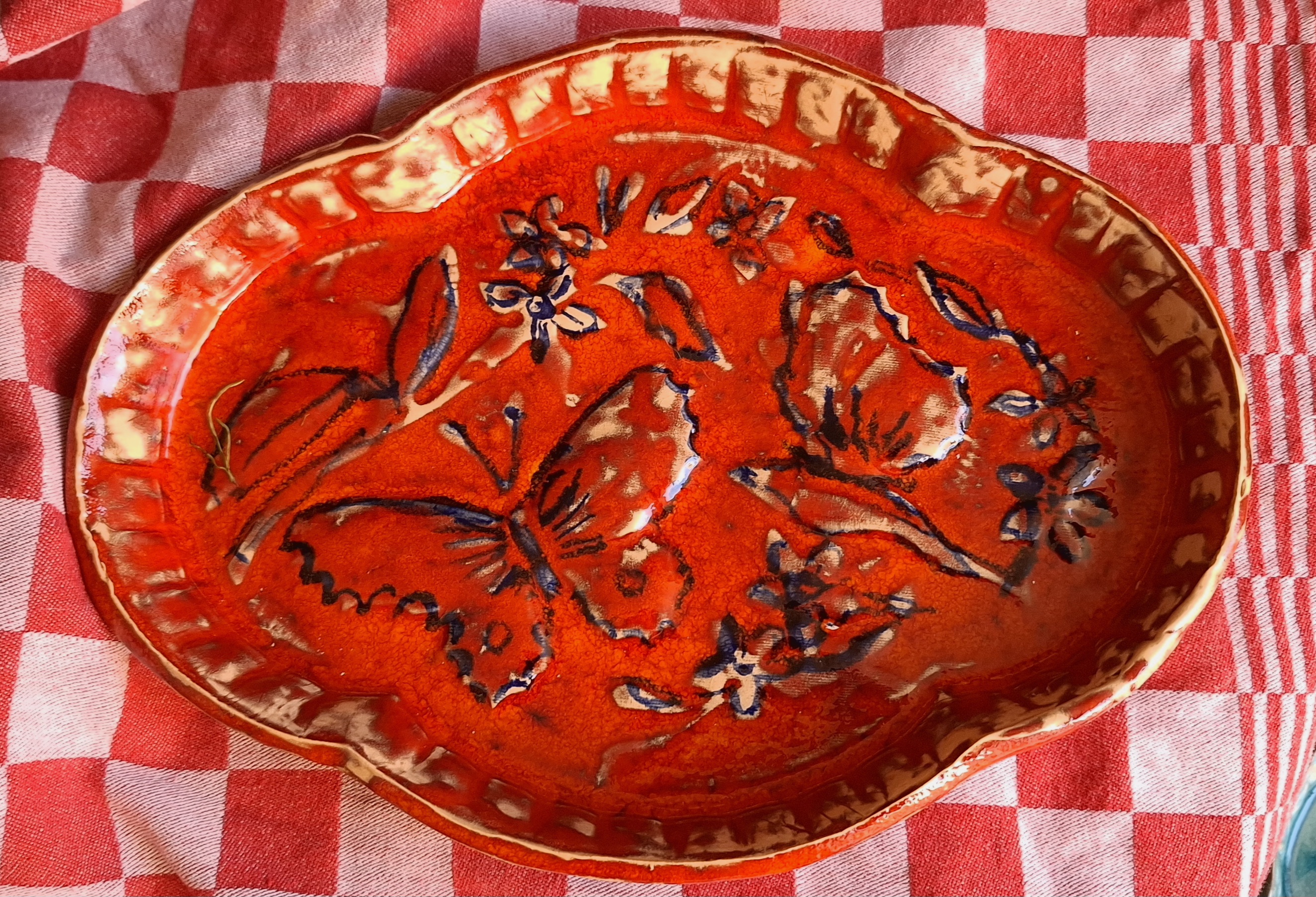 Prachtige rode schaal met bloemen en vlinders