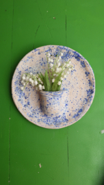 Wit rond wandvaasje met blauwe spikkels