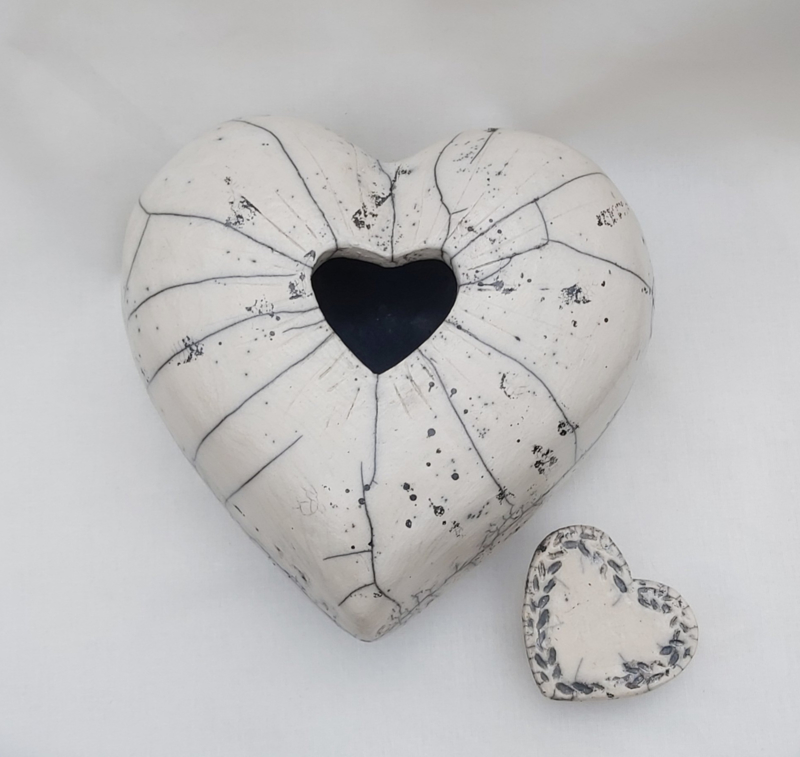 Urn hartvorm | Handgemaakte urnen bestellen | Feniks keramiek