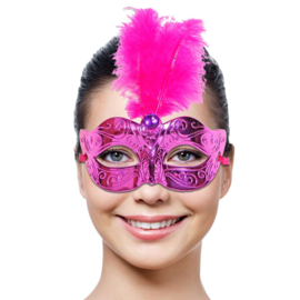 Omschrijving Met dit roze Venetiaanse masker ben je klaar voor het klassieke carnaval of een gemaskerd bal. De roze veren op dit masker geven een extra spannende touch.