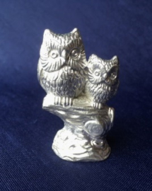 Uiltjes op boomstronk 6x4 cm. (ouder+ jong.)