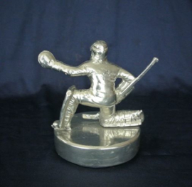 Asbestemming doosje IJshockey speler "Goalie" geplaatst op een puck.