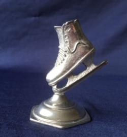 Kunstschaats op voetje plm. 7 cm.