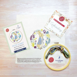 Peter Rabbit plans his next adventure - voorbedrukt - the Crafty kit Company vrij borduren pakket