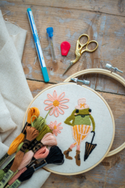 Frog | modern embroidery kit | Daffy's DIY