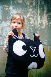 Eva Mouton Zwarte kat Kruissteekvormkussen kit met rug Vervaco