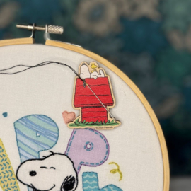 Snoopy on the doghouse - houten needle minder Peanuts - the Crafty kit Company