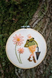 Frog | modern embroidery kit | Daffy's DIY