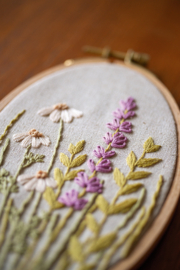 Flower field | modern embroidery kit | Daffy's DIY