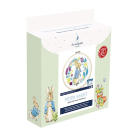 Peter Rabbit plans his next adventure - voorbedrukt - the Crafty kit Company vrij borduren pakket