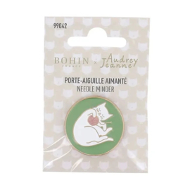 Cat with ball of yarn needle minder - Bohin x Audrey Jeanne