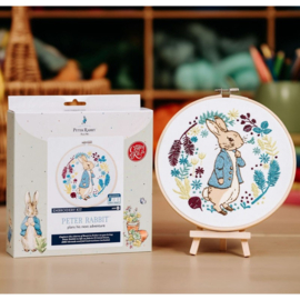 Peter Rabbit plans his next adventure - voorbedrukt - the Crafty kit Company vrij borduren pakket