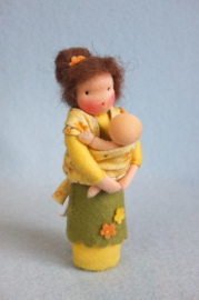 Moeder met baby in draagdoek | Atelier Pippilotta