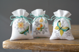 Vlinders en bloemen | kruidenzakjes set van 3 | Aida telpakket | Vervaco