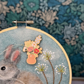 Vase of flowers - houten needle minder - the Crafty kit Company