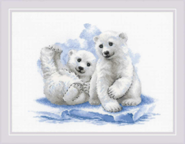 Bear cubs on ice | Aida Telpakket | Riolis