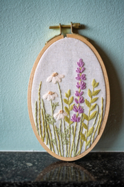 Flower field | modern embroidery kit | Daffy's DIY
