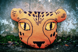 Eva Mouton Cheetah Kruissteekvormkussen kit met rug Vervaco