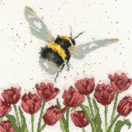 Flight of The Bumble bee Borduurpakket Wrendale Designs by Hannah Dale XHD41