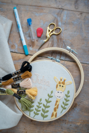 Baby giraffe | modern embroidery kit | Daffy's DIY