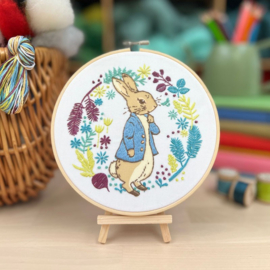 Peter Rabbit plans his next adventure - voorbedrukt - the Crafty kit Company vrij borduren pakket