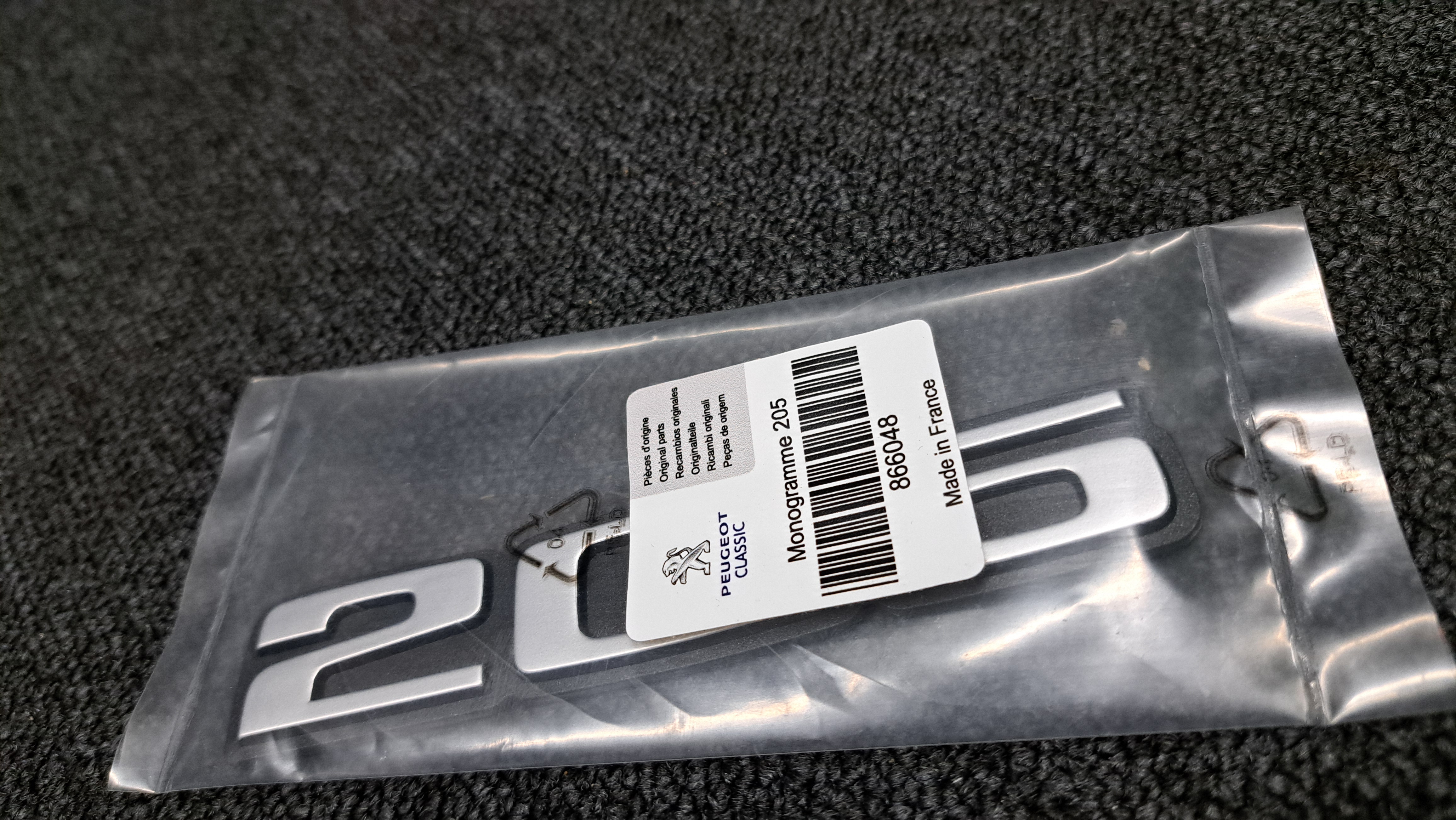 Peugeot 205 badge 866048