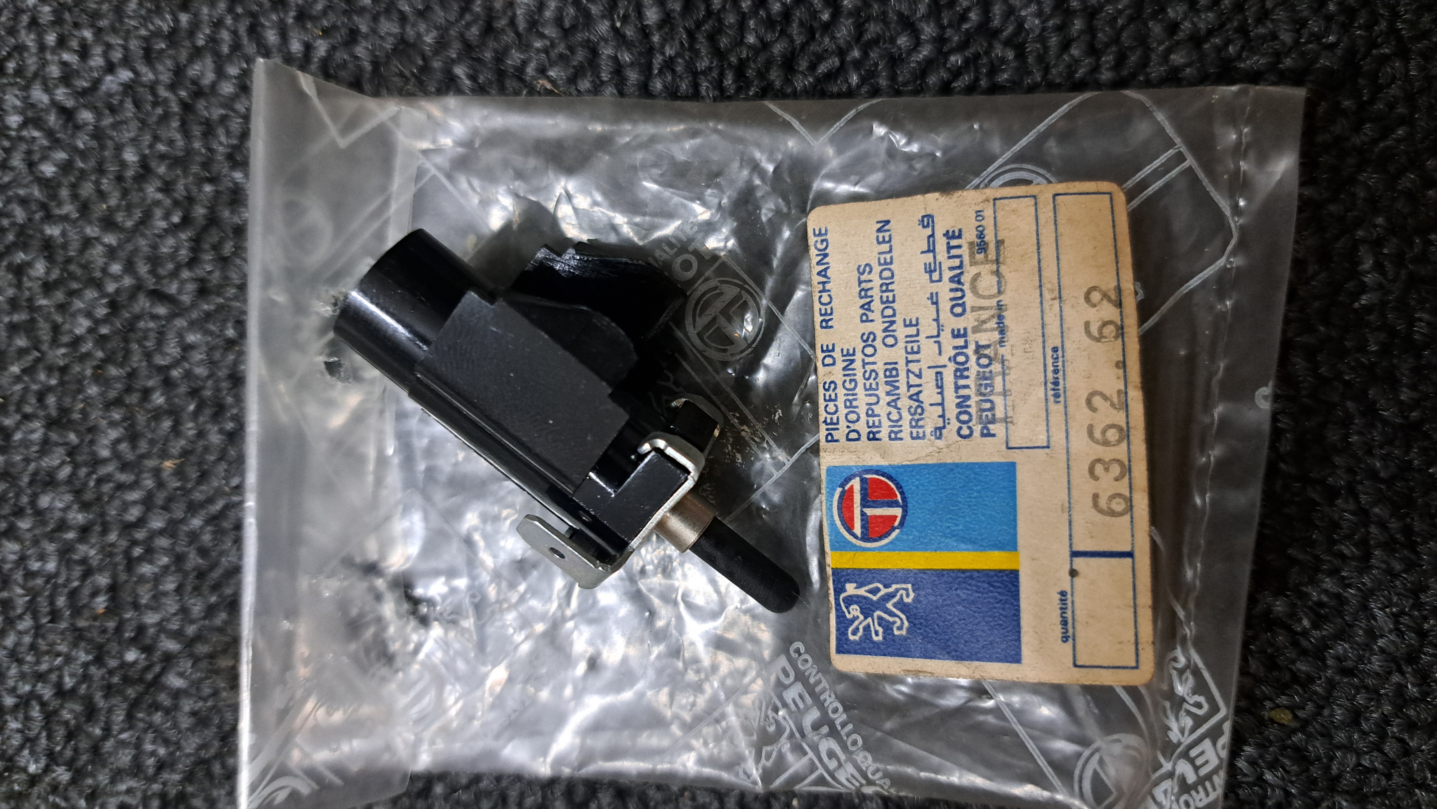Peugeot 205 phase 1 light switch / lamp holder