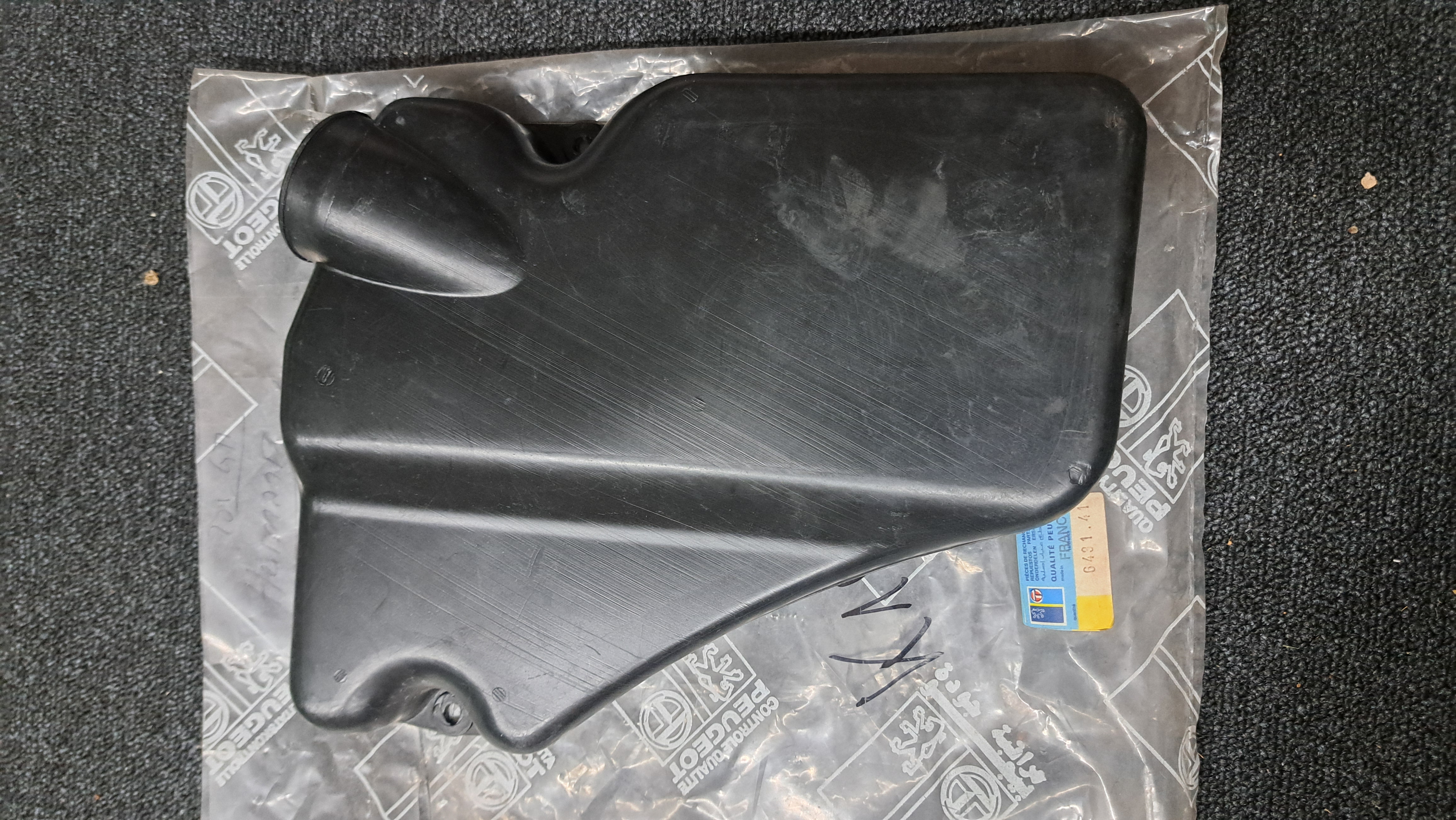 Peugeot 205 rear screen washer tank