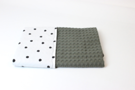 Kinderwagendeken legergroene grove wafel met dots poplin (sale)