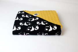 Omslagdoek okergele grove wafel met panda abstract (zwart/ wit)