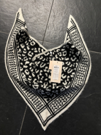 ONLY Kogkorna knit triangular scarf