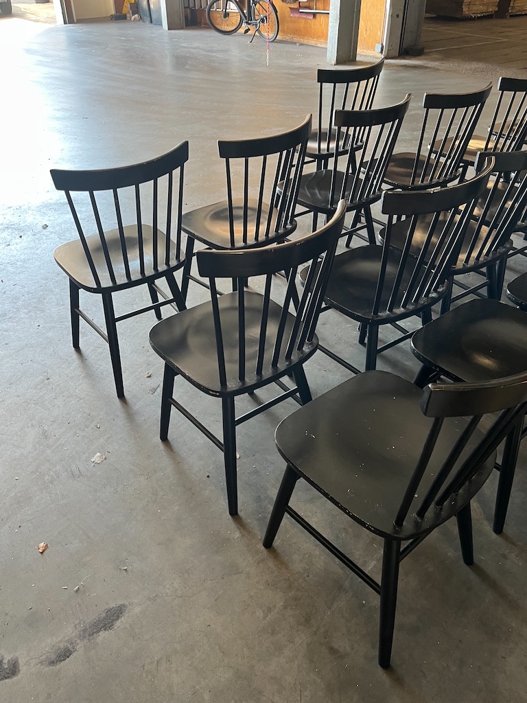 Scandinavische Spijlenstoelen kleur Zwart