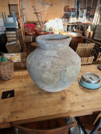 Oude Stenen Vaas staat mooi in Sober/Landelijk Interieur