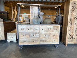 Industriele kast/buffetkast zeer fraai voor cafe/restaurant