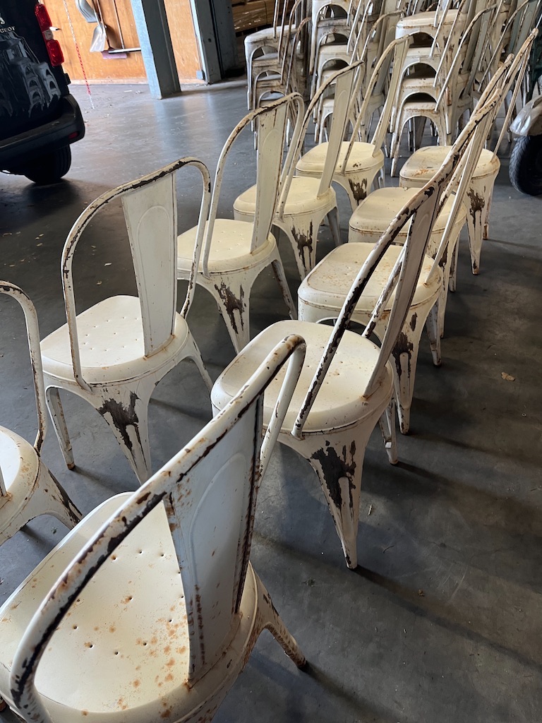 44 Metalen Tolix Stoelen mooi patina van ouderdom